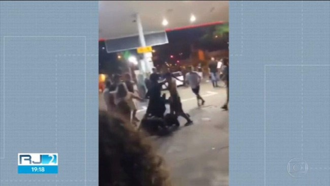Vídeos mostram briga em posto de combustíveis em Jacarepaguá