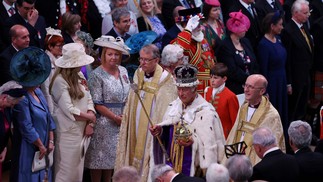 O rei Charles III deixa a Abadia de Westminster após as cerimônias de coroação no centro de Londres em 6 de maio de 2023 — Foto: PHIL NOBLE / POOL / AFP