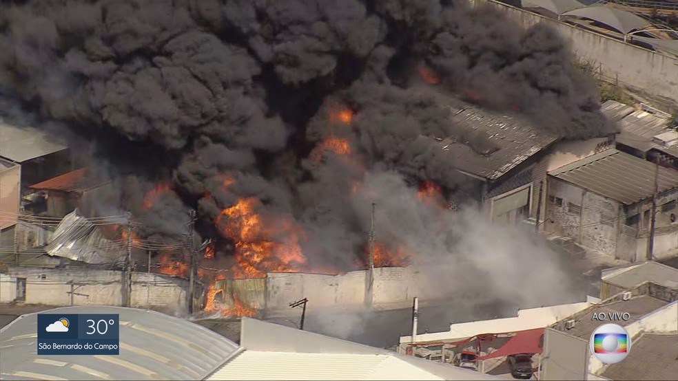 Incêndio em galpões no Jardim Califórnia, em Barueri, nesta quinta, 26 de agosto — Foto: Reprodução/TV Globo