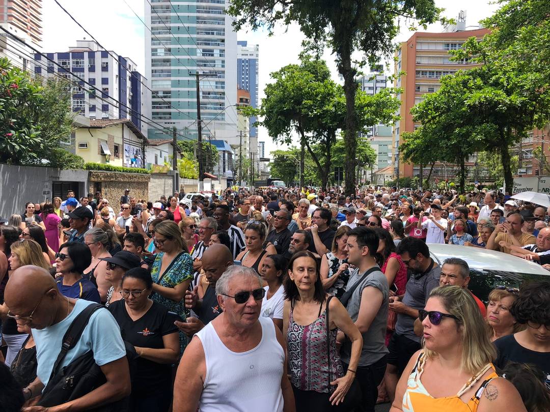 Multidão aguarda passagem de caixão do Rei Pelé durante cortejo por ruas de Santos, no litoral de SP, nesta terça-feira (3).
