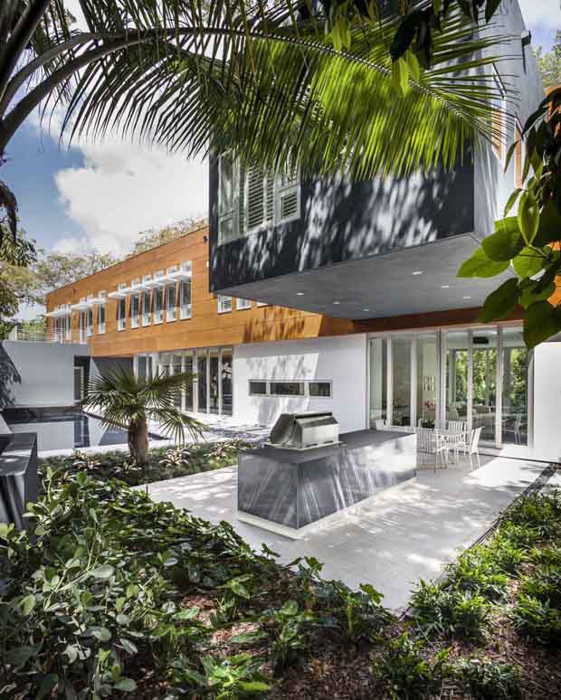 Lar em Miami: contraste entre natureza e arquitetura  (Foto: Divulgação)
