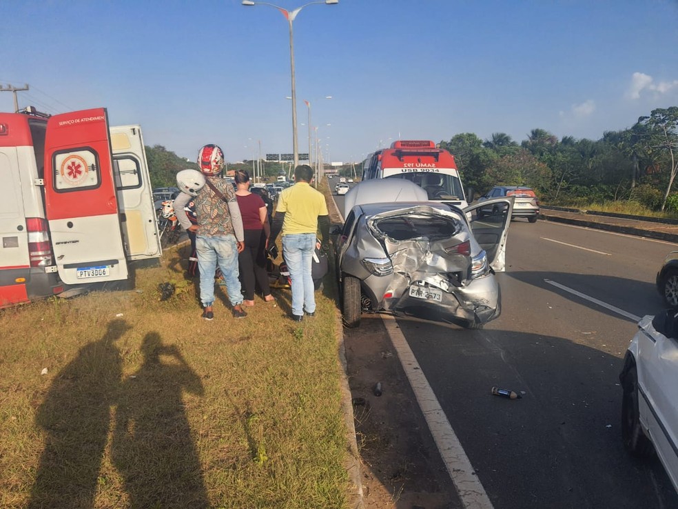 Casal que estava no Sandero teve que ser socorrido pelo Samu — Foto: Wallace Brito/Mirante AM