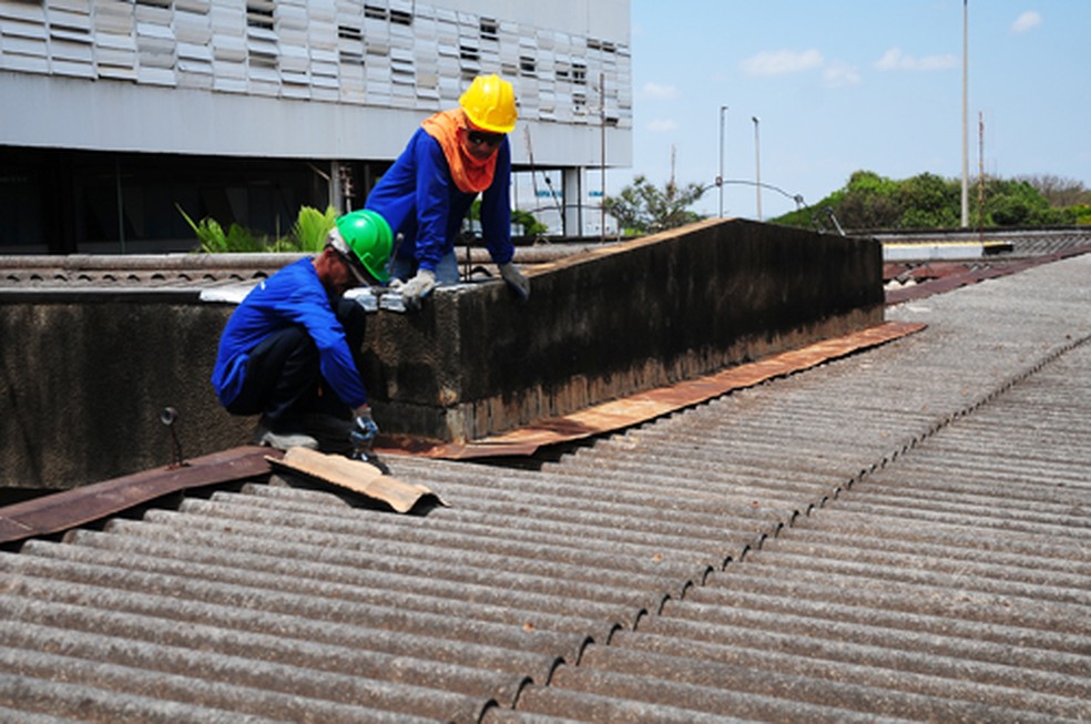 Funcionários fazem revitalização do telhado do Hospital Regional do Gama (HRG), no DF — Foto: GDF/Divulgação