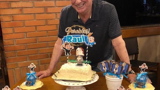 Raul Gil celebra 85 anos e ganha festa com decoração inspirada nele mesmo