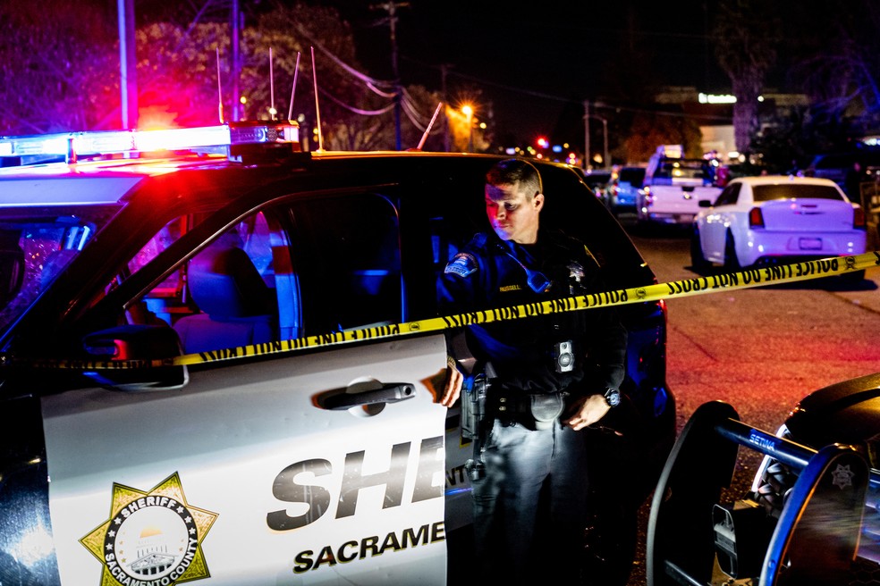 Policial cerca igreja onde pai matou três filhas menores de 15 anos em Sacramento, na Califórnia, nesta segunda (28) — Foto: Andri Tambunan / AFP