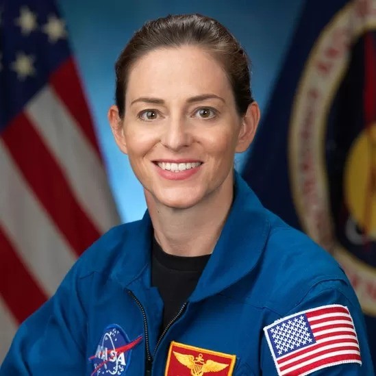 Ela também é membro do grupo de astronautas do Programa Artemis (Foto: NASA via BBC)