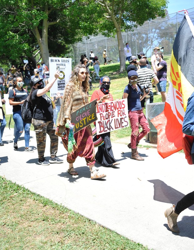 Paris Jackson participa de protestos antirracistas em Los Angeles (Foto: Grosby Group)