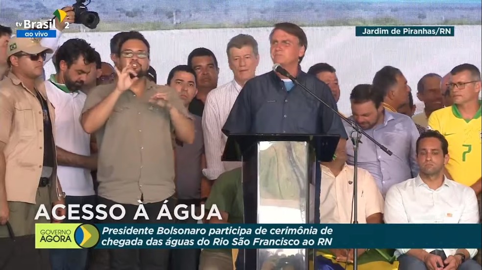 Bolsonaro discursa em solenidade que marca chegada das águas do Rio São Francisco ao RN, mas membros do comitê dizem que água ainda não chegou. — Foto: Reprodução/TV Brasil