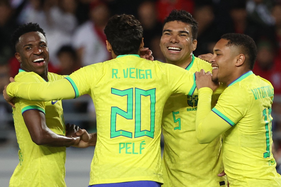 Vitor Roque (à direita) comemora gol de Casemiro com Vini Jr e Raphael Veiga — Foto: FADEL SENNA/AFP via Getty Images