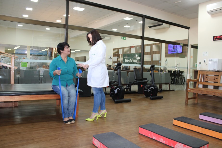 Aposentada Sandra Barbosa Corrêa, contratou um plano especializado em idosos e faz sessões de fisioterapia para prevenir e tratar doenças