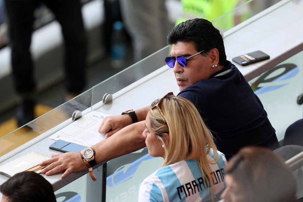 Maradona durante a partida (Foto: Catherine Ivill/Getty Images)