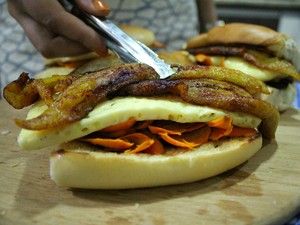 Depois, recheie o sanduíche com o queijo coalho e com a banana pacovã frita  (Foto: Jamile Alves/G1 AM)
