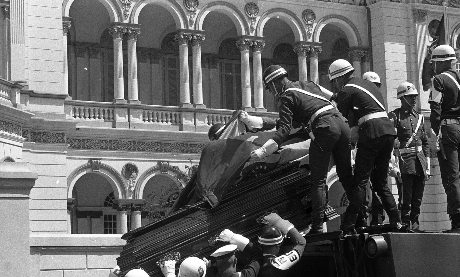 Caixão com restos de Dom Pedro chega ao Palácio dos Campos Elísios, em São Paulo, 1972 — Foto: Pedro Martinelli/Agência O GLOBO