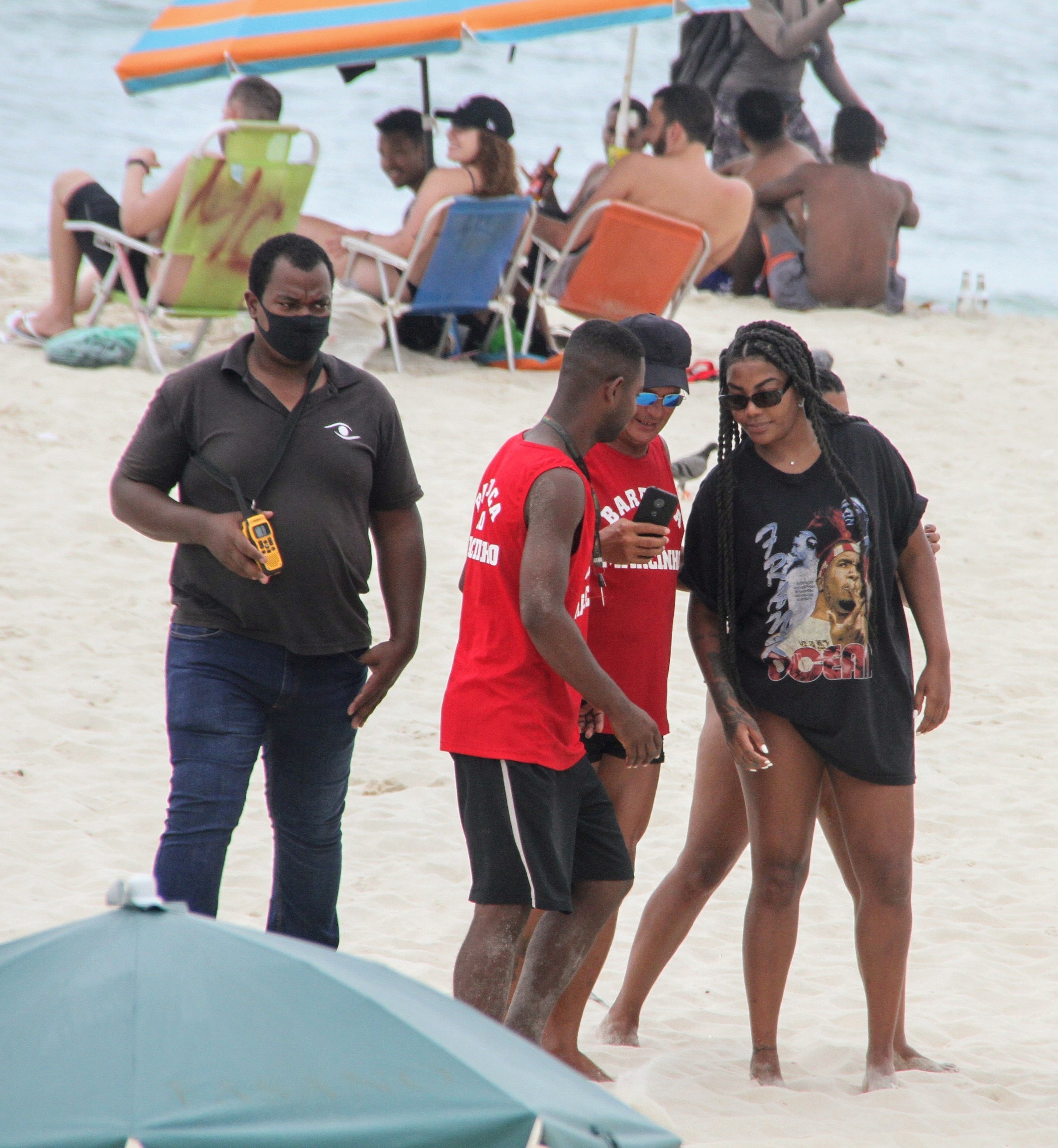 Ludmilla é tietada em praia no Rio de Janeiro (Foto: AgNews/JC Pereira e Daniel Delmiro)