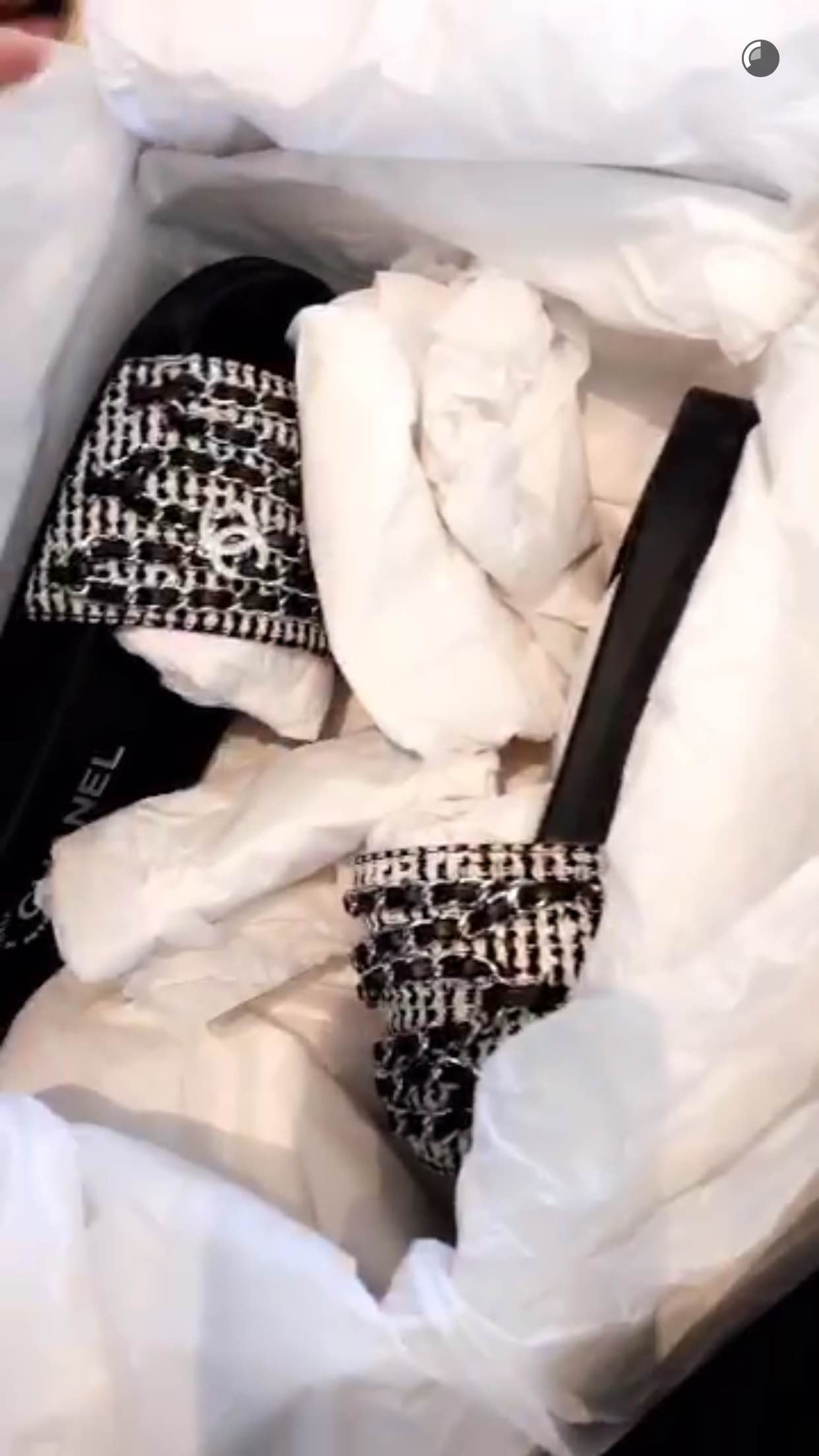 Chinelos Chanel dados na Páscoa das Kardashian (Foto: Reprodução/Instagram)