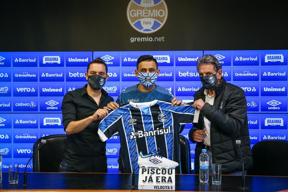 Grêmio vê Robinho como coringa e não define posição para aproveitamento