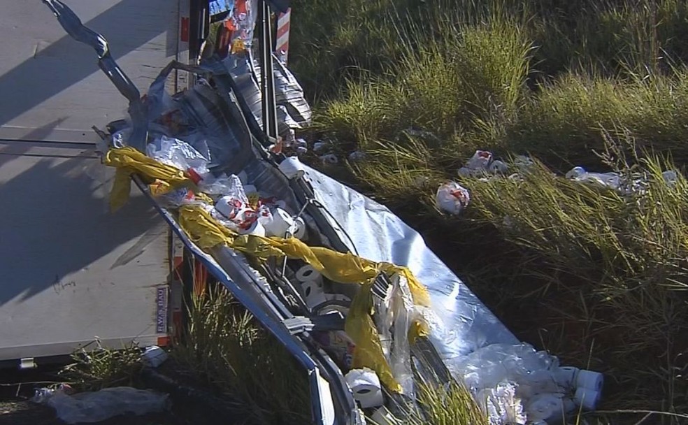 Parte da carga ficou espalhada após o caminhão cair e tombar em Marília  (Foto: Reprodução/ TV TEM )