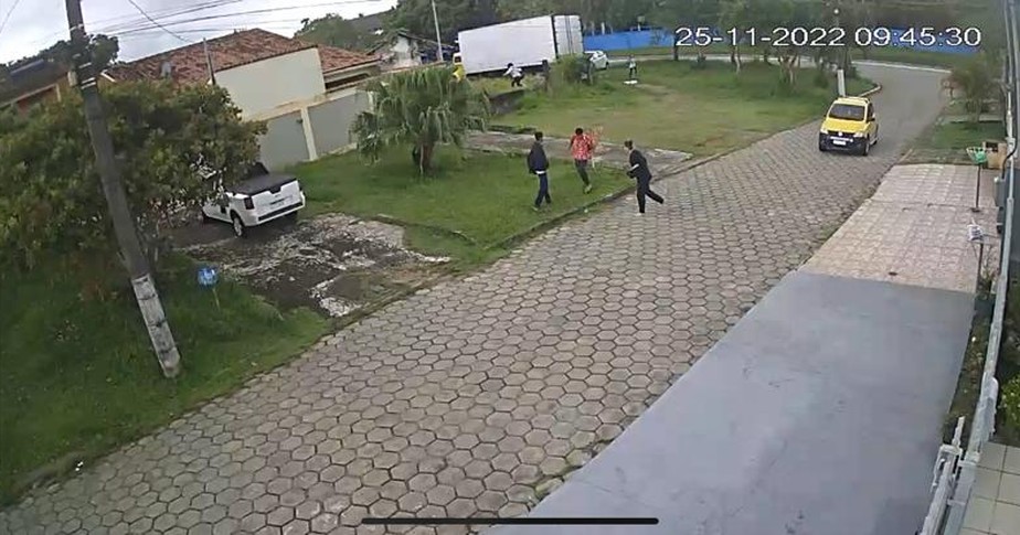Crianças fogem de escola atacada em Aracruz (ES); carro amarelo é considerado suspeito
