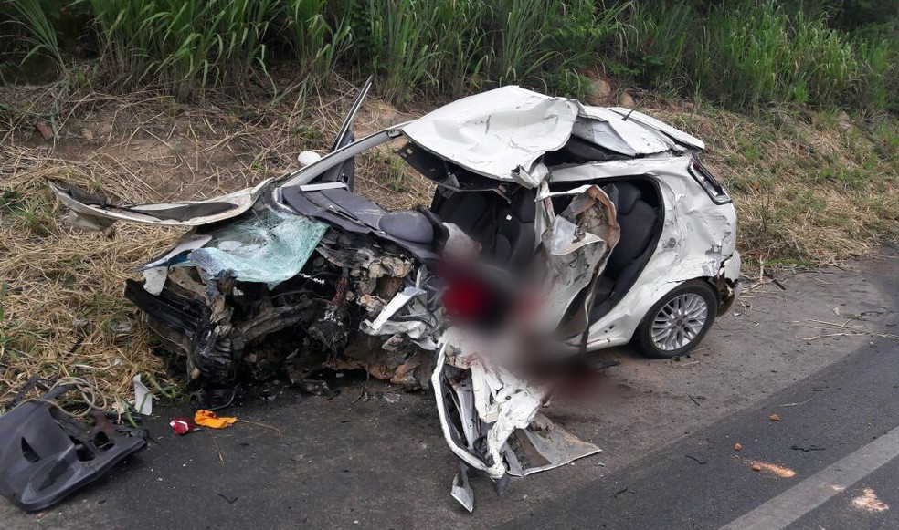 Duas pessoas morreram no local do acidente (Foto: Delegacia da PRF de Teófilo Otoni/Divulgação)