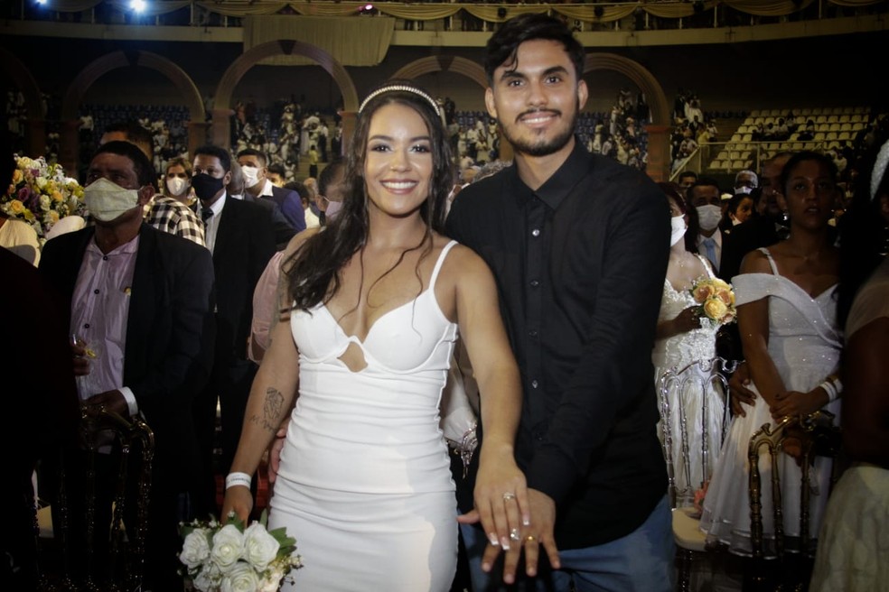 Quase 1.200 casais participaram de cerimônia de casamento nesse domingo (10) em Cuiabá, na ação 'Casamento Abençoado — Foto: Secom/MT