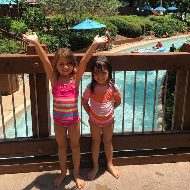 Nina e Maitê no parque aquático (Foto: Reprodução/ Instagram)