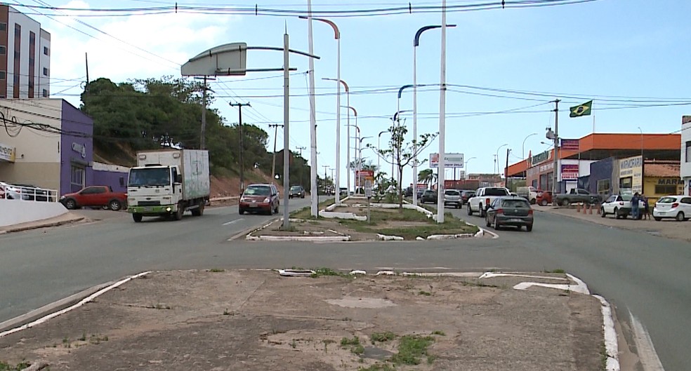 André foi abordado pelos assaltantes ao parar em sinal na Avenida Jerônimo de Albuquerque, em São Luís (Foto: Reprodução/TV Mirante)