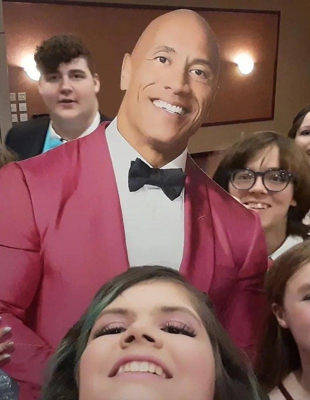 Dwayne Johnson, de papelão, e Mel (Foto: Instagram)