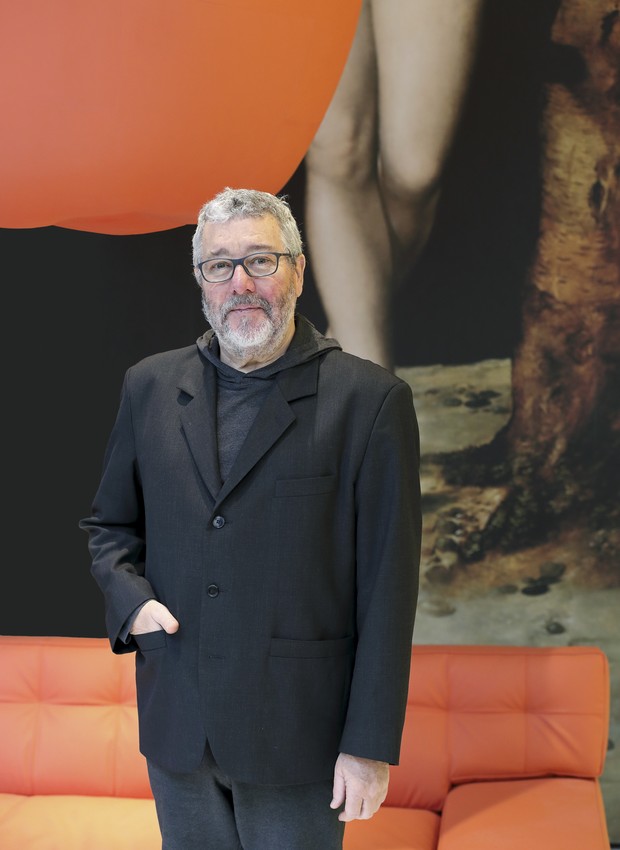 O designer francês Philippe Starck durante o lançamento de sua coleção para a marca italiana Cassina (Foto: Xavier Muyard/Cassina)