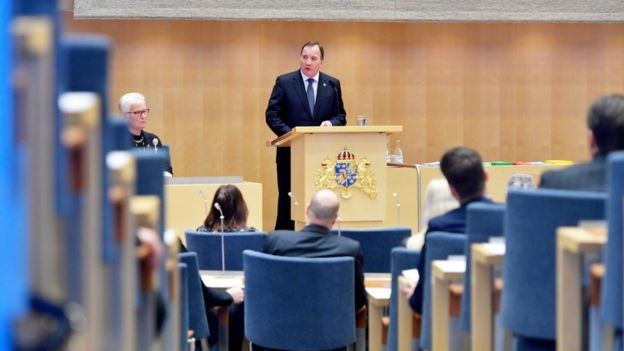 O único político com direito a carro na Suécia é o primeiro-ministro, hoje Stefan Lofven (Foto: JESSICA GOW/AFP/GETTY IMAGES/BBC)