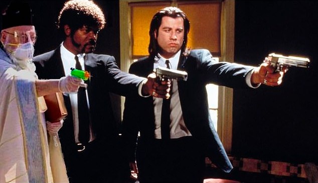 Padre Tim Pelc aparece com Samuel L. Jackson e John Travolta em cena de Pulp Fiction (Foto: Reprodução)
