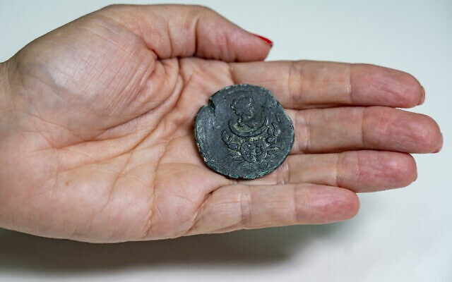 Moeda de 1,8 mil anos com a imagem de Luna, a deusa da lua (Foto: Yaniv Berman, Autoridade de Antiguidades de Israel)
