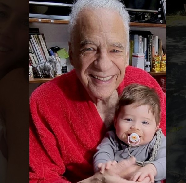 Alberto, 83, com o filho Emilio, 8 meses (Foto: Reprodução/The Sun)