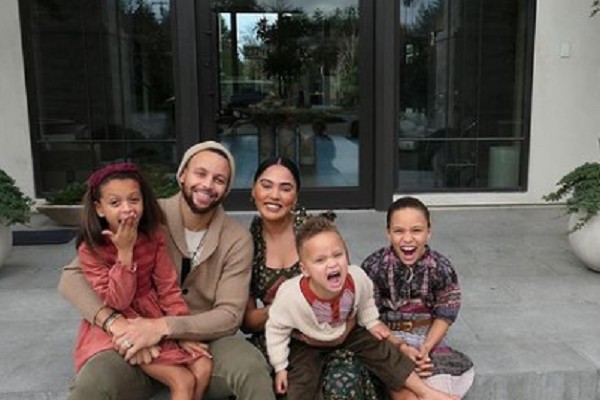 O jogador de basquete Stephen Curry com a esposa e os filhos (Foto: Instagram)