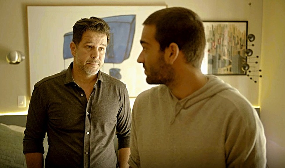 Raul (Murilo Benício) e Sandro (Humberto Carrão) em 'Amor de Mãe' — Foto: Globo