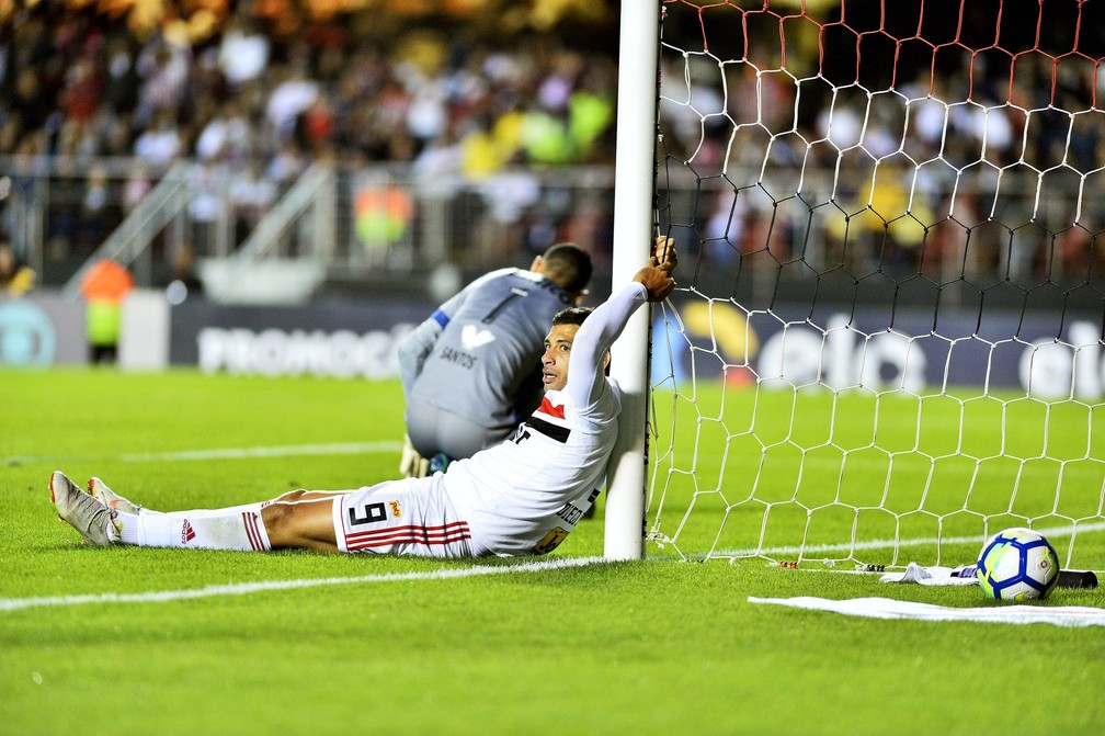 Diego Souza se agarra &agrave; trave depois de perder boa chance para o S&atilde;o Paulo &mdash; Foto: Marcos Ribolli