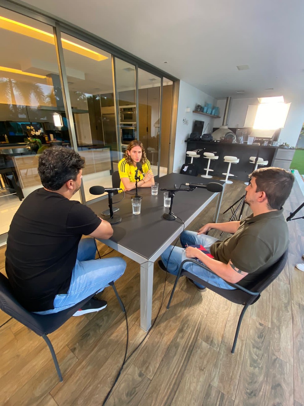 Filipe Luis com os rep&oacute;rteres Cah&ecirc; Mota e Fred Huber &mdash; Foto: Genito Jr