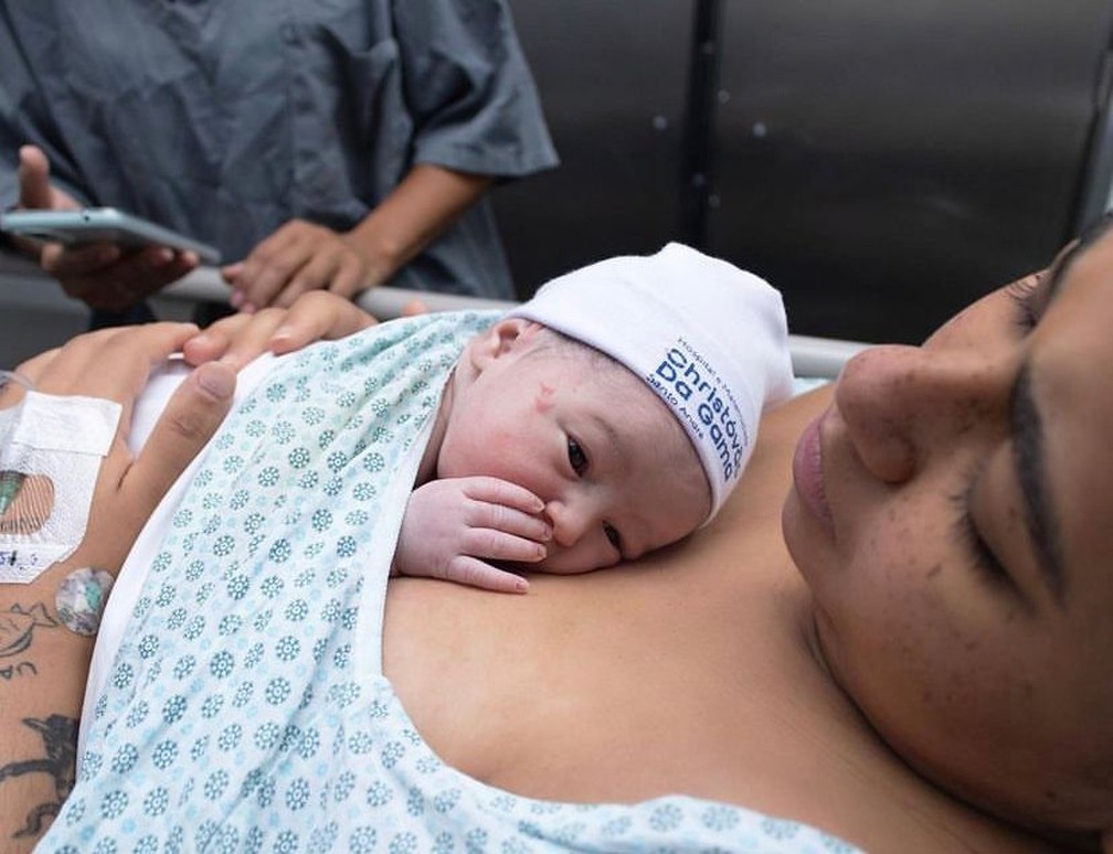 A cantora pernambucana MC Loma segurando a filha recém-nascida Melanie perto do seu rosto em maternidade — Foto: Reprodução/Instagram