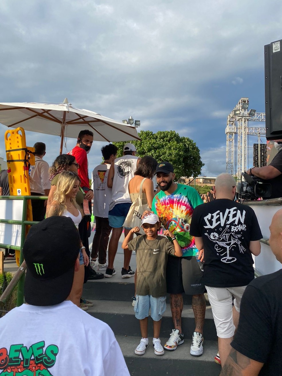 Gabigol tira foto com irmão de Rayssa Leal — Foto: Clara Cazé