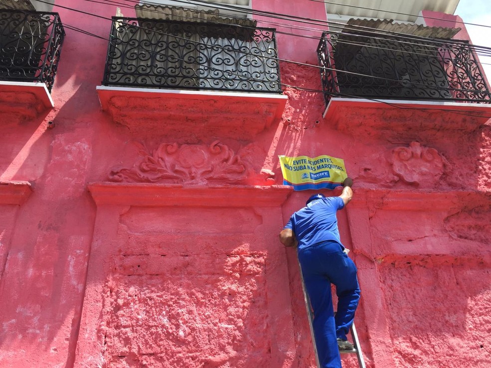 Avisos para evitar acides em marquises tamb&eacute;m foram colados em im&oacute;veis da Rua Imperial, na regi&atilde;o central do Recife, nesta segunda-feira (25) &mdash; Foto: Arlene Carvalho/G1