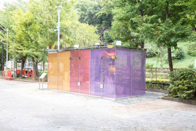 Banheiro localizado no parque Yoyogi Kufamachi projetado por Shigeru Sakaru (Foto: Reprodução)