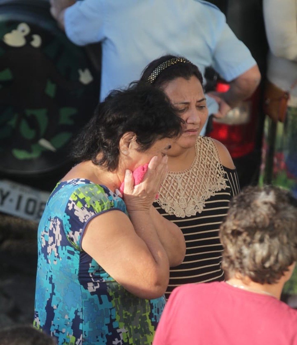 Familiares se emocionam no velória de Júlia, de 3 anos, e da mãe Luzia; as duas morreram em acidente — Foto: Carlos Nogueira/Jornal A Tribuna de Santos