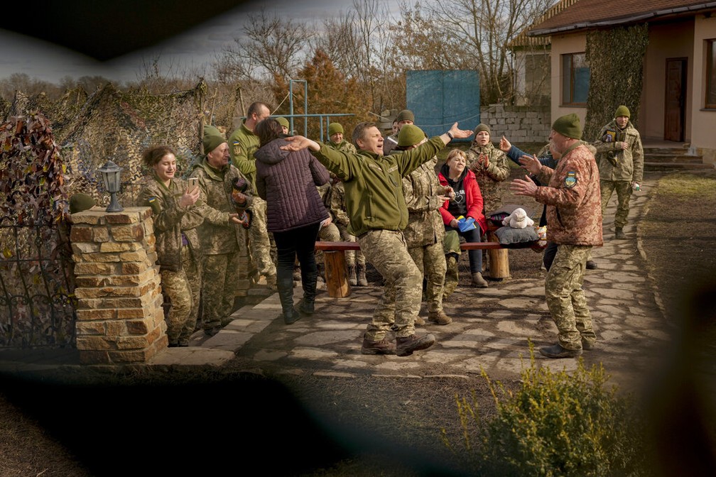 Soldados ucranianos da linha de frente danam durante uma pausa na cidade de Krymske, na regio de Luhansk, no leste da Ucrnia, no sbado, 19 de fevereiro de 2022.  Foto: AP Foto/Vadim Ghirda
