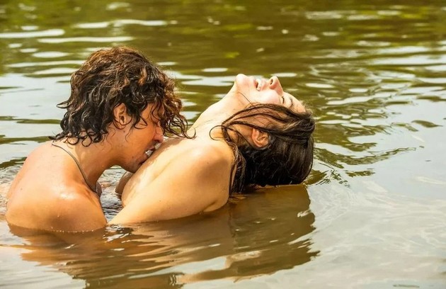 A paixão entre Jove e Juma vem rendendo momentos de alta temperatura (Foto: TV Globo)