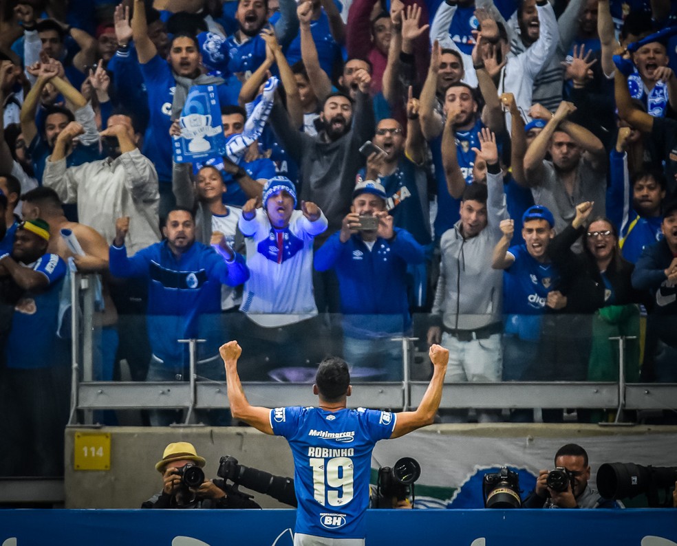O torcedor do Cruzeiro fez a festa com a vitória maiúscula sobre o rival Atlético-MG — Foto: Douglas Magno/BP Filmes