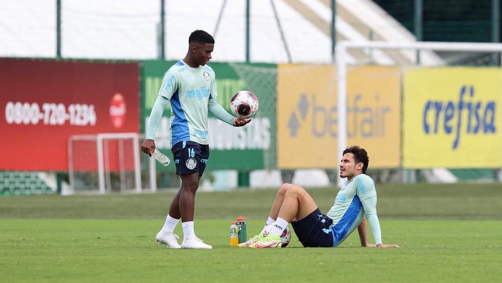 Endrick e Raphael Veiga no treino do Palmeiras na última sexta-feira — Foto: Cesar Greco/Palmeiras