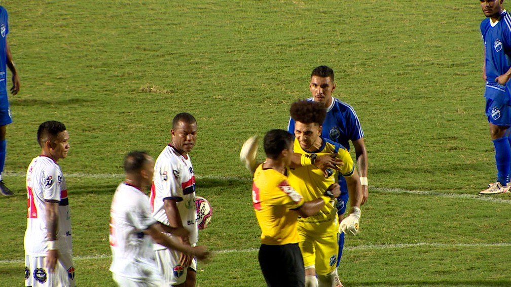 Bruno Colaço agride árbitro — Foto: Reprodução
