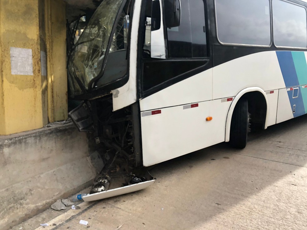 Ônibus atingiu estrutura de túnel após motorista perder o controle do veículo em Natal — Foto: Vinícius Marinho/Inter TV Cabugi