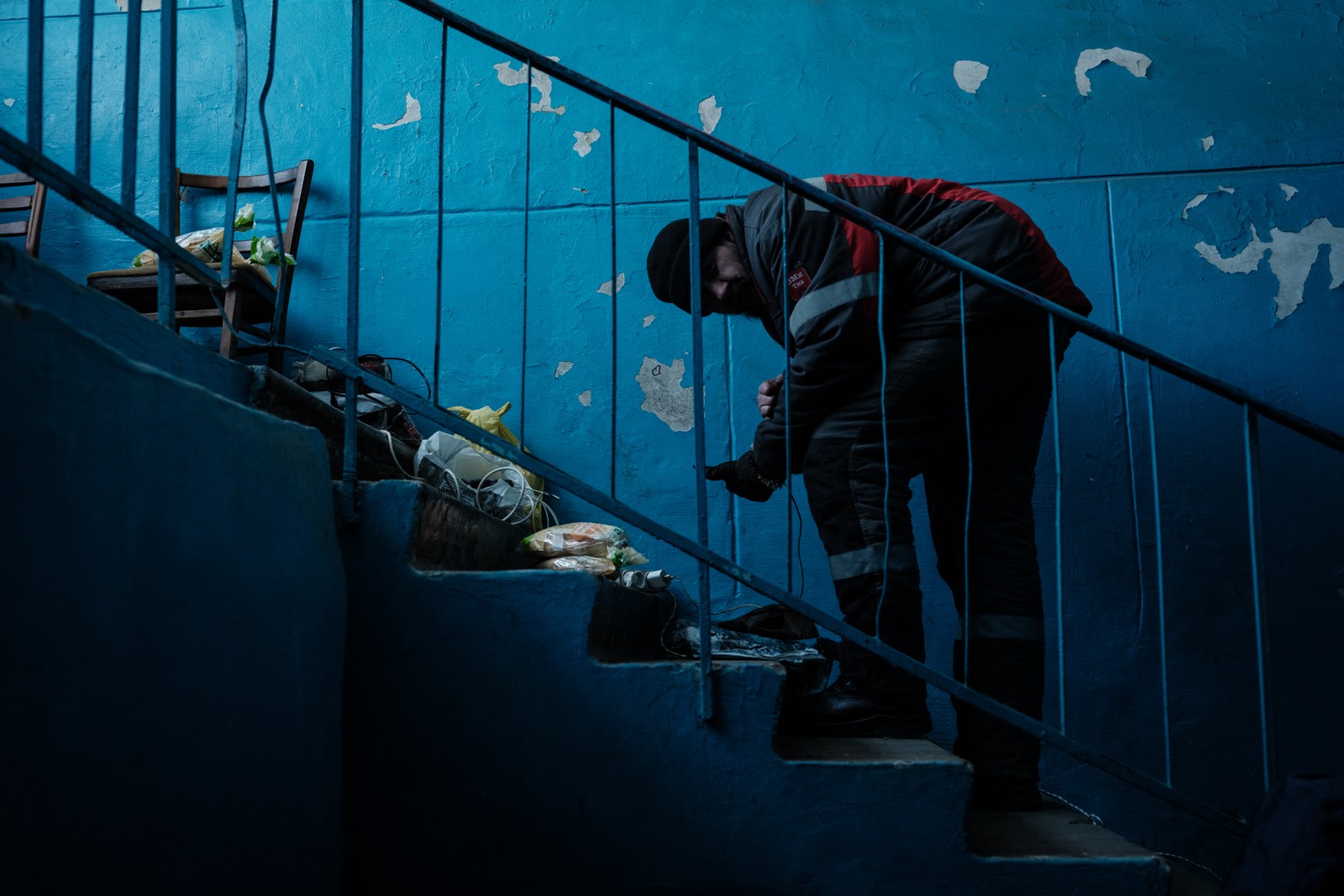 Um homem carrega seu telefone celular com um gerador, enquanto os sons de bombardeios continuam na cidade de Avdiivka — Foto: YASUYOSHI CHIBA / AFP