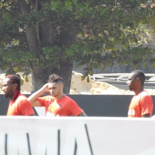 Jorge e Juan trabalham com titulares no campo 2 durante jogo-treino