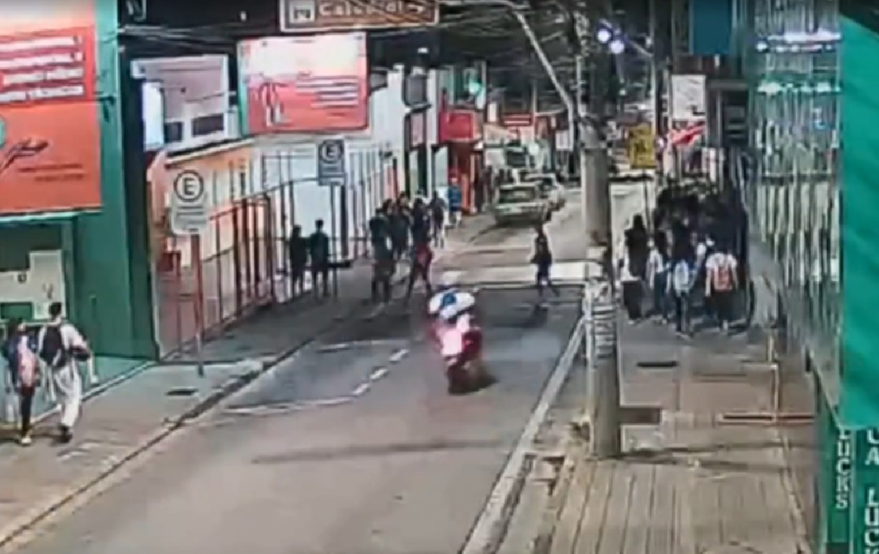 Estudante é atropelada por motociclista em Sorocaba; vídeo